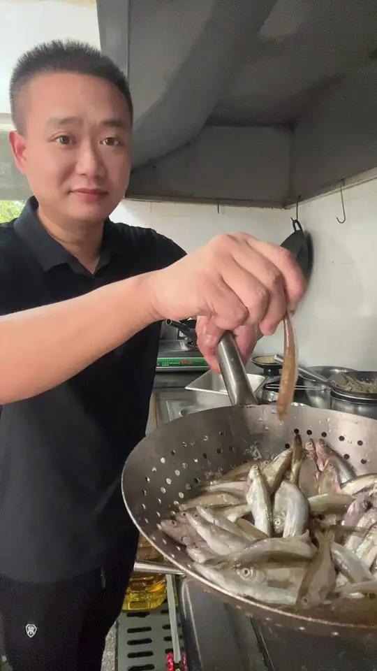 椒盐小鱼 来个椒盐小野鱼 秋日治愈系美食分享美食制作分享厨房里的烟火气美味家常菜分享家乡美