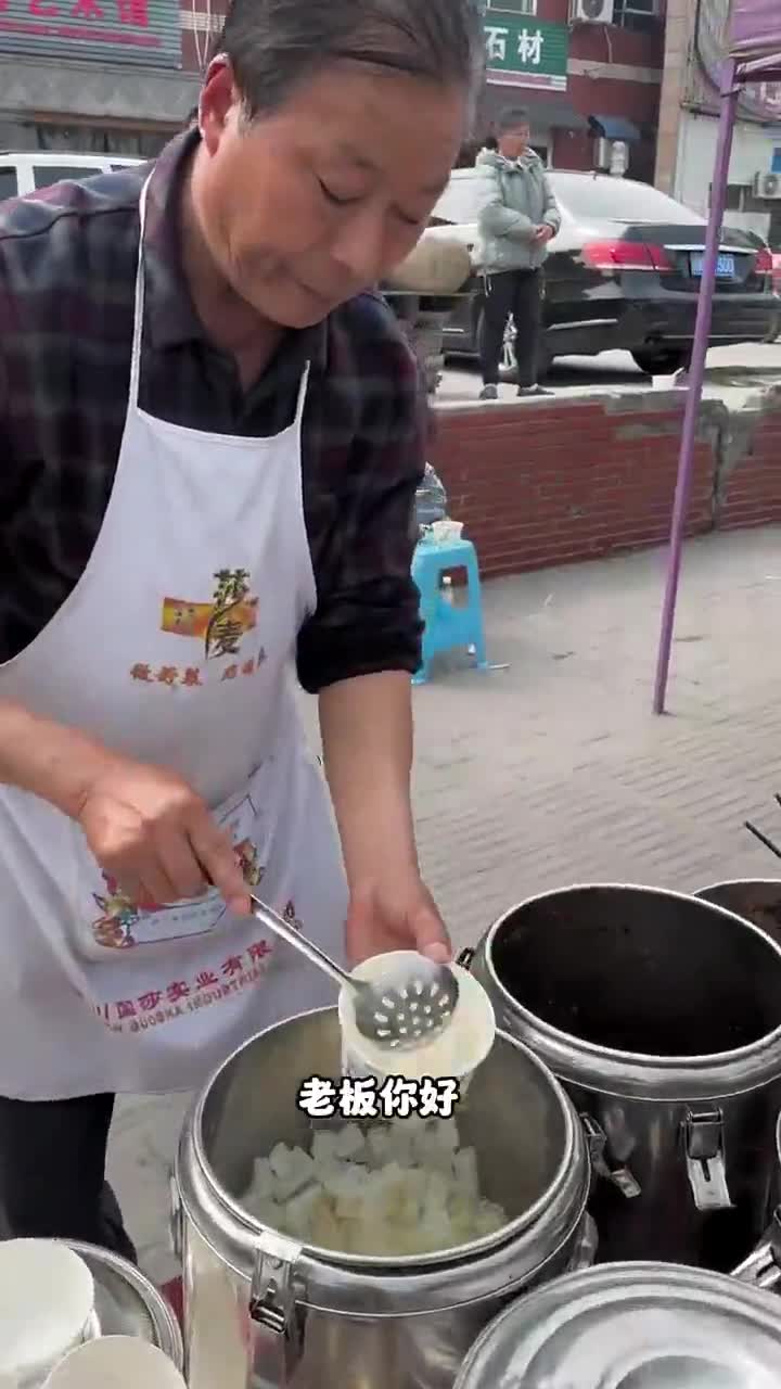 重庆街头偶遇牛杂盒饭17一份 管饱管好你们感觉值不值?