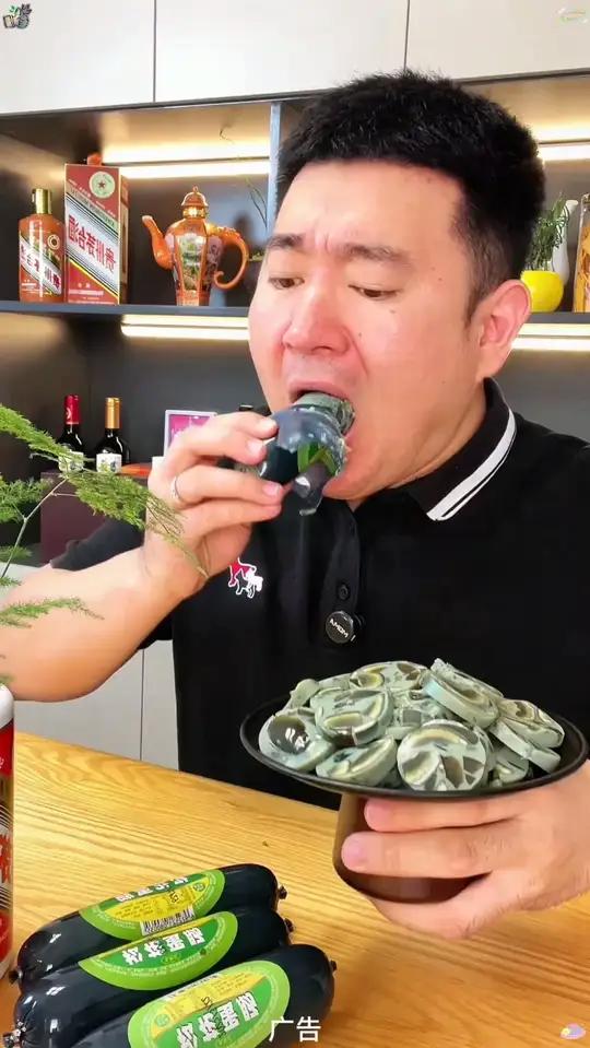 爱吃松花蛋的一定拒绝不了这个松花蛋肠,Q弹爽滑,用料足每一口都能吃到皮蛋,直接吃或者切片凉