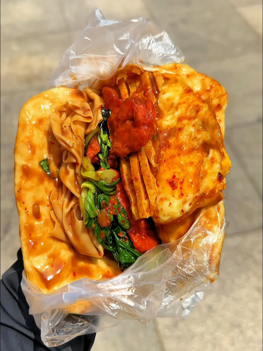 来沭阳吃小饼夹肉啦这个饼厚厚的跟宿迁市区薄的饼不一样但是也一