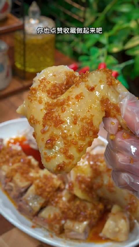 鸡肉买回来,不要再白切或者炖汤了。试试这个砂姜葱油鸡。我认为这是鸡肉中最好吃的做法,准备半