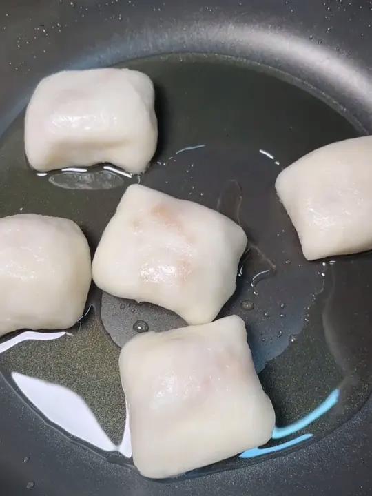 贵州折耳根糍粑豆干 一口下去,外面是酥脆,软糯的糍粑,里面又是折耳根和辣椒的香味 一口一个