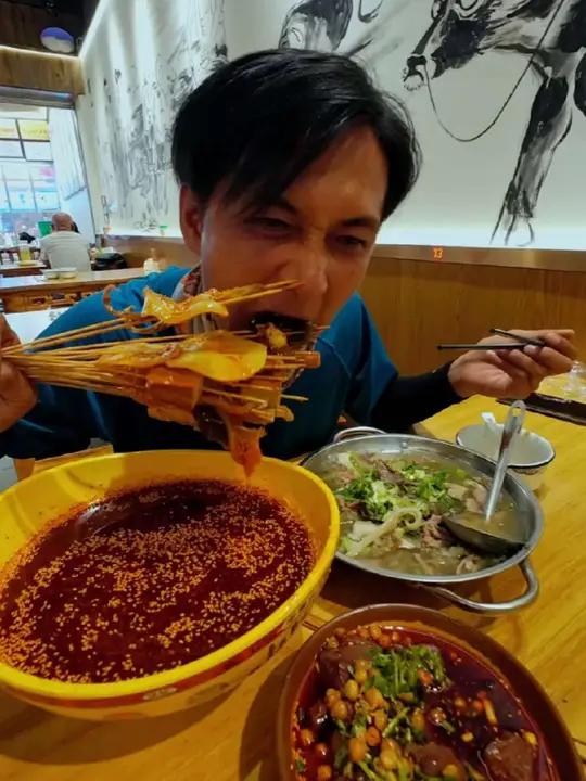 穷游中国路途中发现四川美食,乐山翘脚牛肉真是一绝的美味,强烈推荐大家品尝