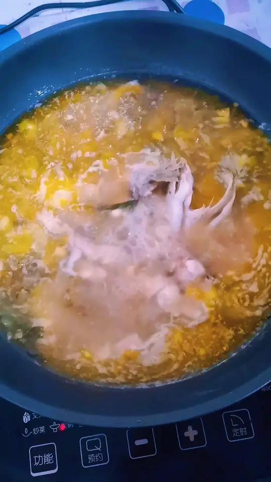 在家吃酸菜鱼火锅