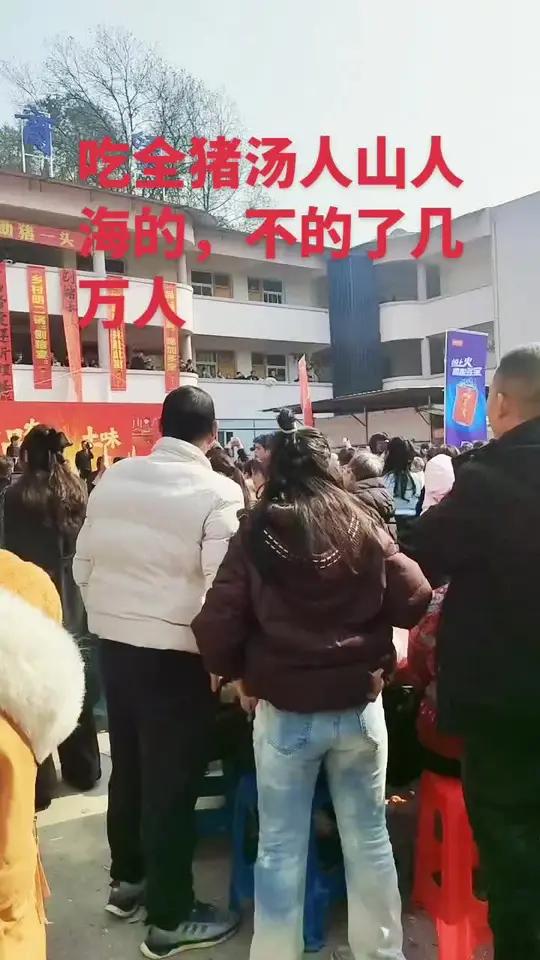 吃个全猪汤,几万人,人山人海的