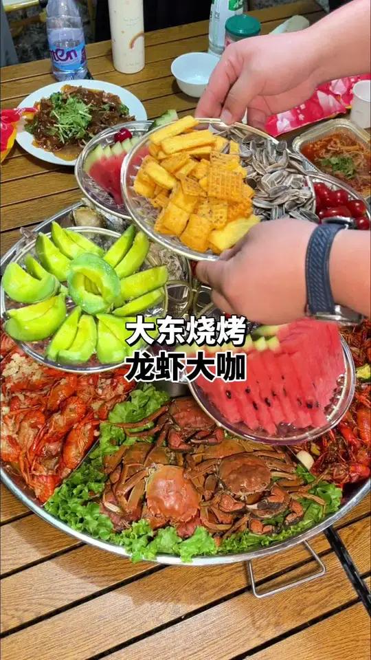 龙虾海鲜大咖拼盘!手慢无,六个人都够吃,有8斤龙虾、大闸蟹、生蚝鲍鱼、水果小吃……29.9