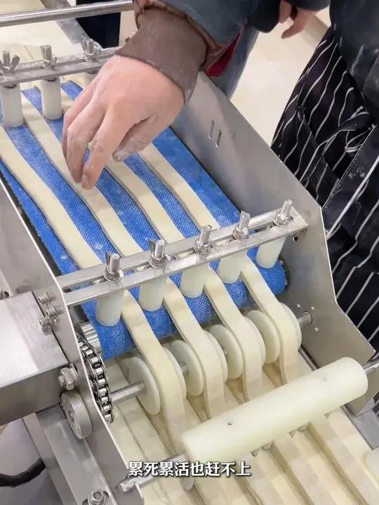 千万别学做油条,一台机就能搞定了,一小时几千根