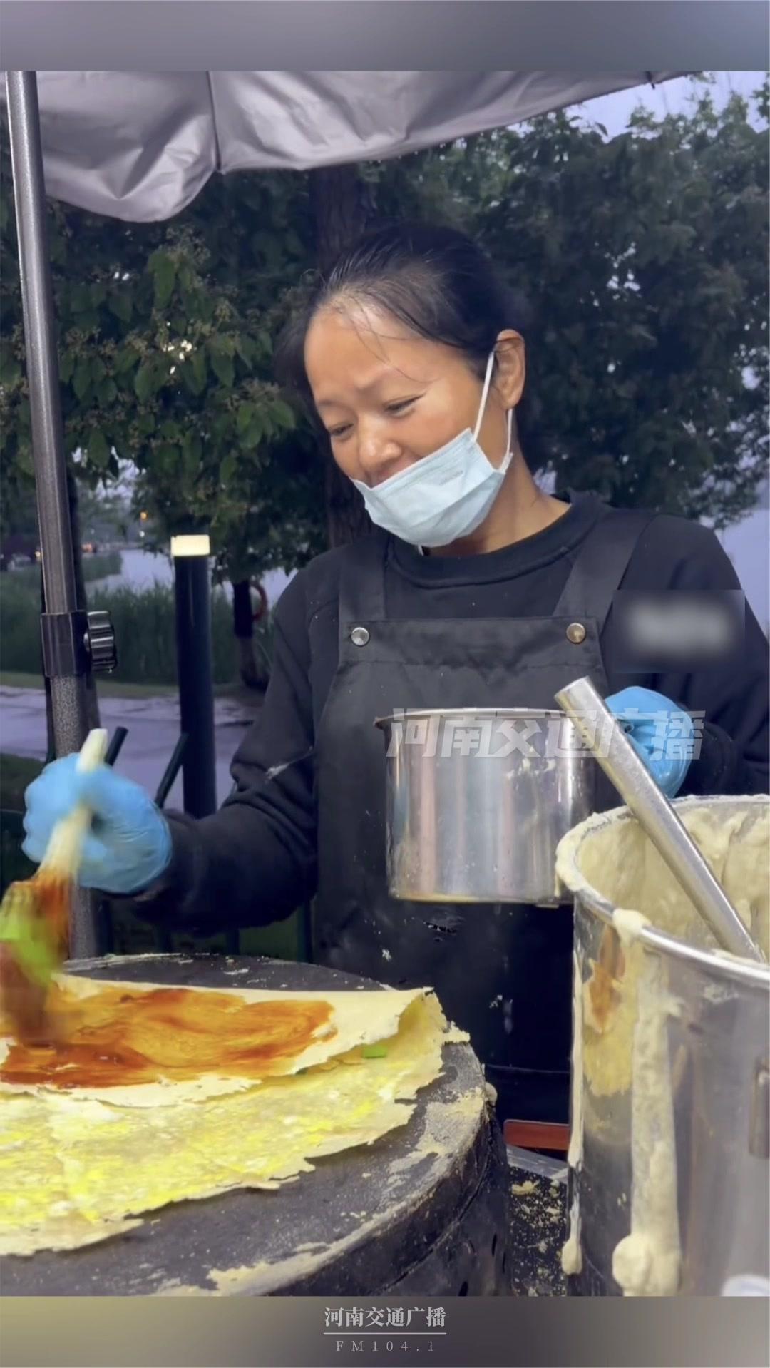 遭遇恶意竞争的煎饼阿姨有了新摊位