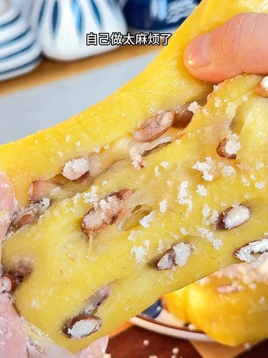 年夜饭的餐桌上怎么能少得了糯叽叽的年糕呢？一口咬下去，粘粘糯糯的，满满的大黄米香和芸豆香！