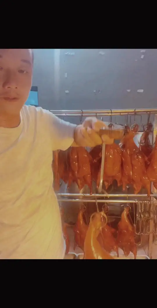 展示广式烤鸭与特色烤制五花肉技法