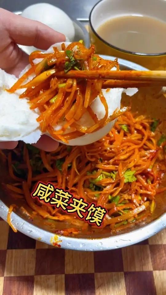 陕西人的早餐,怎么能少了这个油泼咸菜夹馍下饭都美的很
