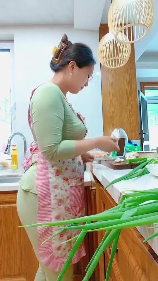 美食可以很治愈人的心情。今天就做一个自己家的裙带菜炒肉 美食治愈裙带菜