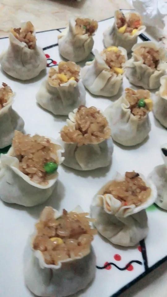 坐等美味哟 烧卖  今天做的是烧卖。先说皮吧,皮用的是饺子皮。饺子边缘用擀面杖擀开,中间稍