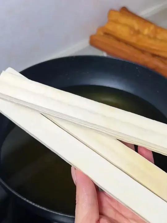 早起5分钟就可以吃到刚出锅的香酥大油条，自己在家炸吃着更放心，再也不用一大早出去排队买了。
