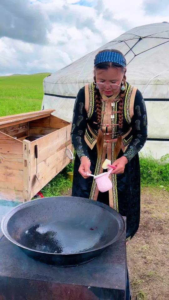 完整的蒙古奶茶熬制过程