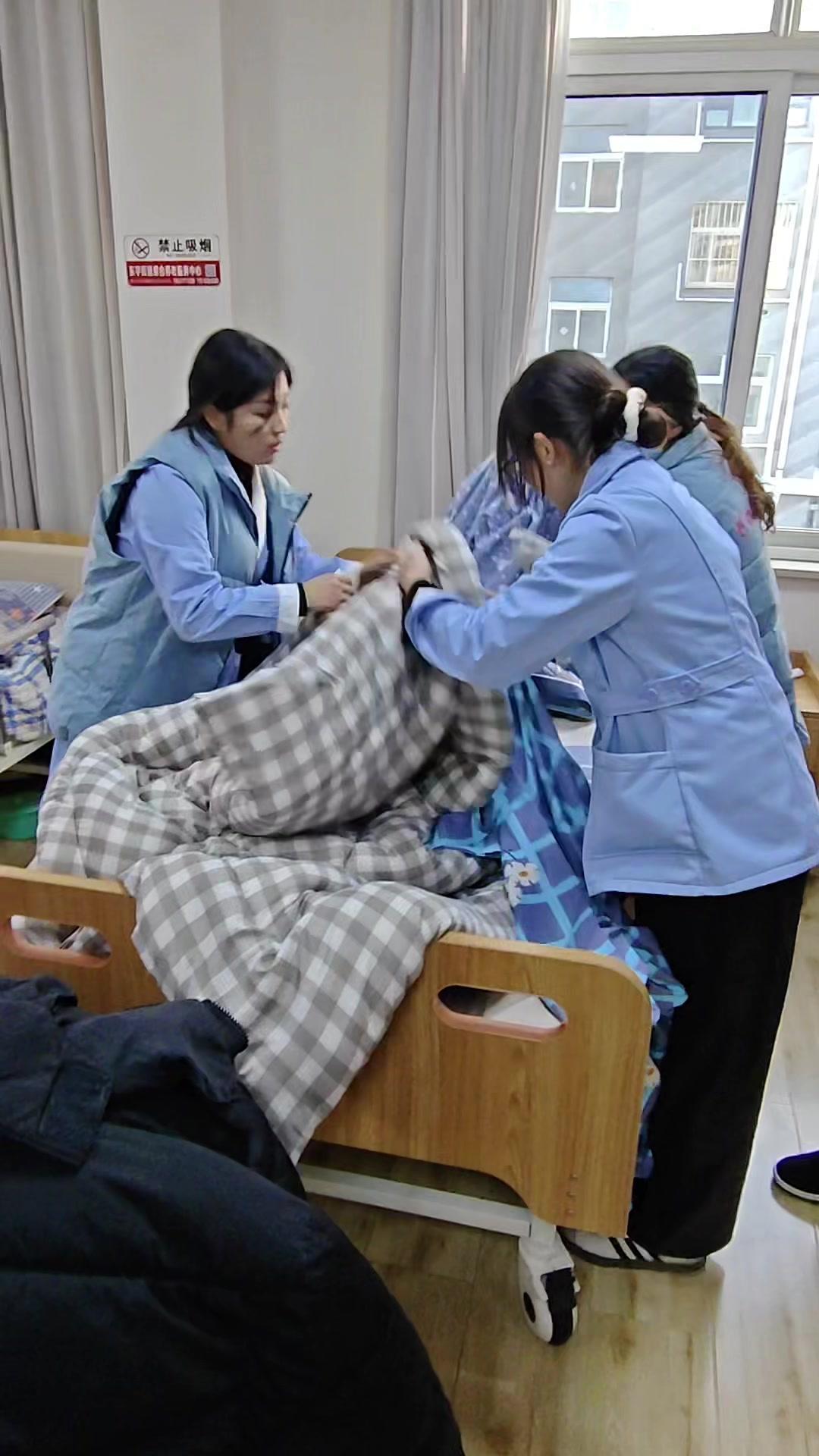 那你最盼望什么呢,我盼望所有人平安健康 生命本就无常,这个职业选择了是奉献,一直在路上,听