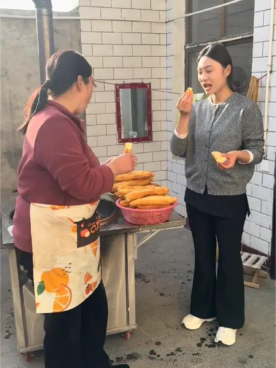 姐妹们大家一直要的油条教程来了,今天老妈不止收获了线上的徒弟,还有一个线下的念,想吃油条的