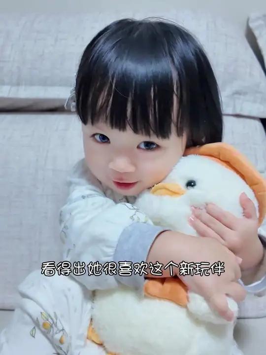 原来她也学着妈妈爱她的方式去爱小鸭鸭～
