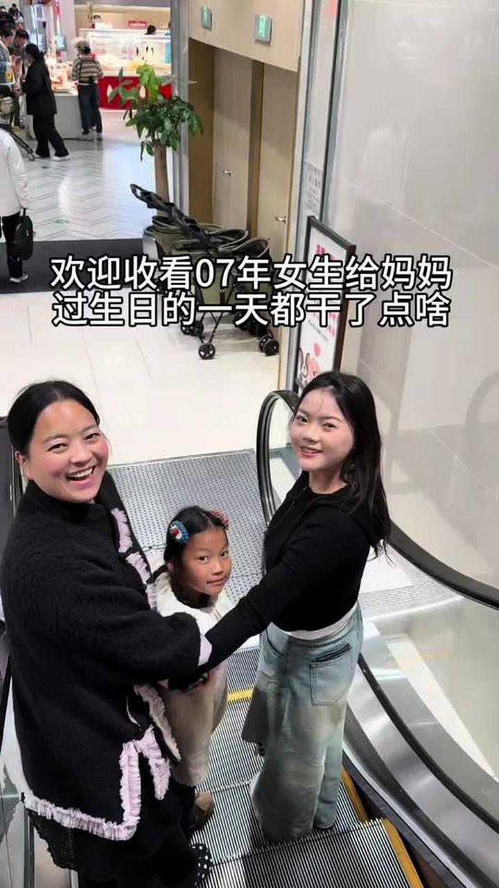 给妈妈过生日，亲手做的蛋糕超好吃