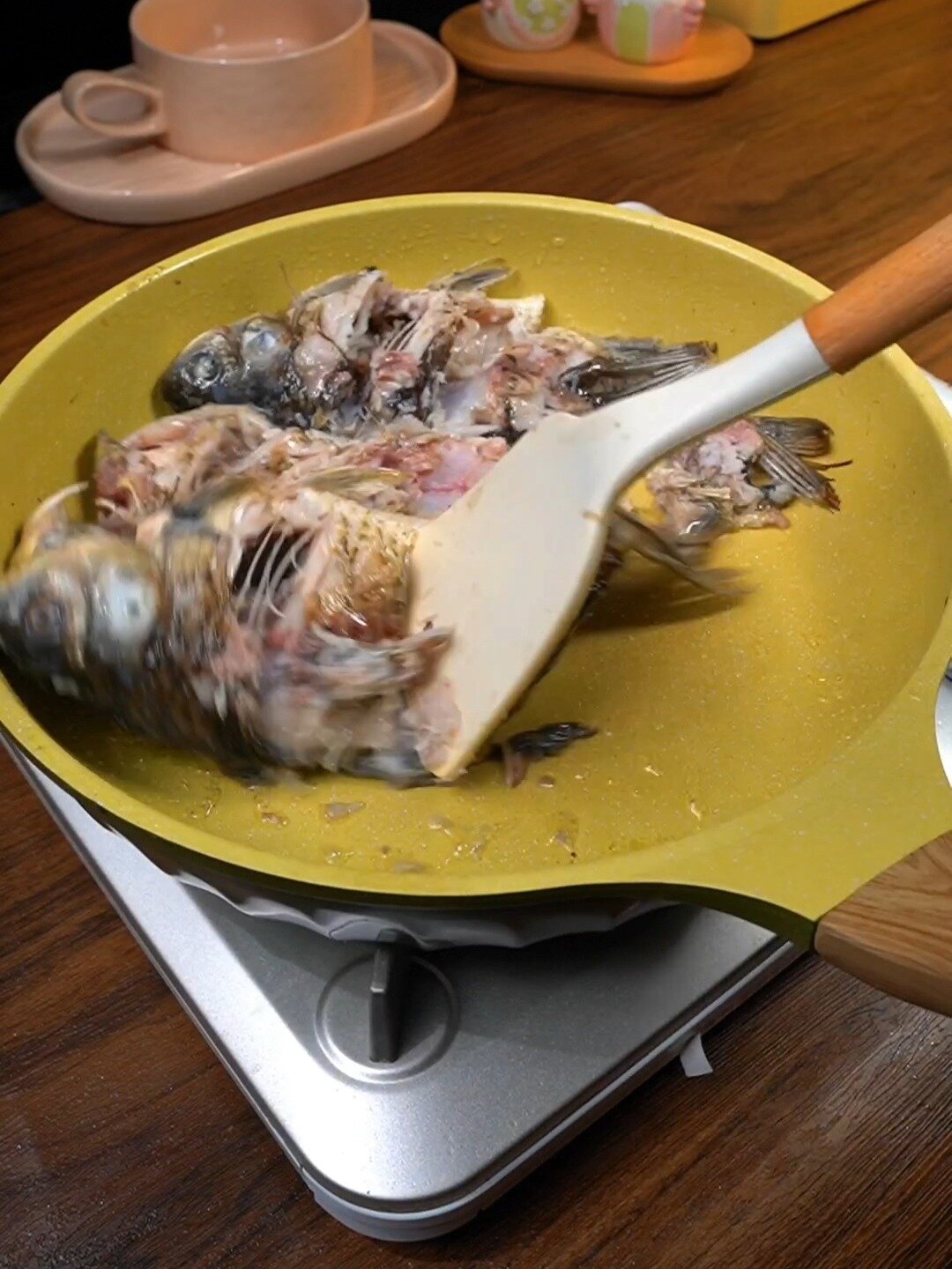 这个季节一定要给孩子多喝这个鲫鱼菌菇排骨汤,汤鲜味美!营养丰