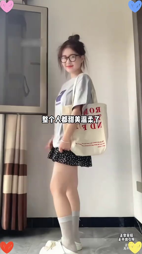这条碎花裙简直就是小个子的本命短裙啊!a字版型遮胯显瘦,怎么搭都巨韩系!少女心满满,真的爱