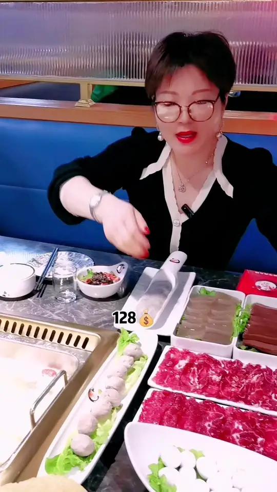 冬天火锅最抢手了,大润发对面的榕记潮汕牛肉火锅2-3人套餐128出来了,老板送出200份福