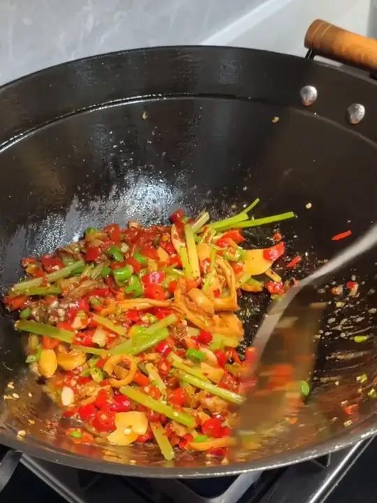 爆炒牛肚丝我们隔三差五就要炒一大盘，很香很软糯，特别好吃下饭