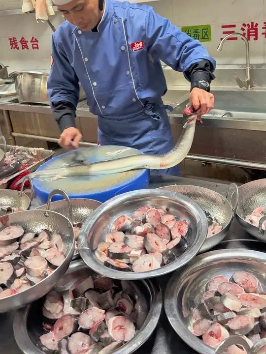 (独头蒜枣香鳗鱼)鳗鱼肉肥味美,煎炸、红烧、炒、蒸、炖、熬汤,无所不可。酱汁比例:排骨酱1