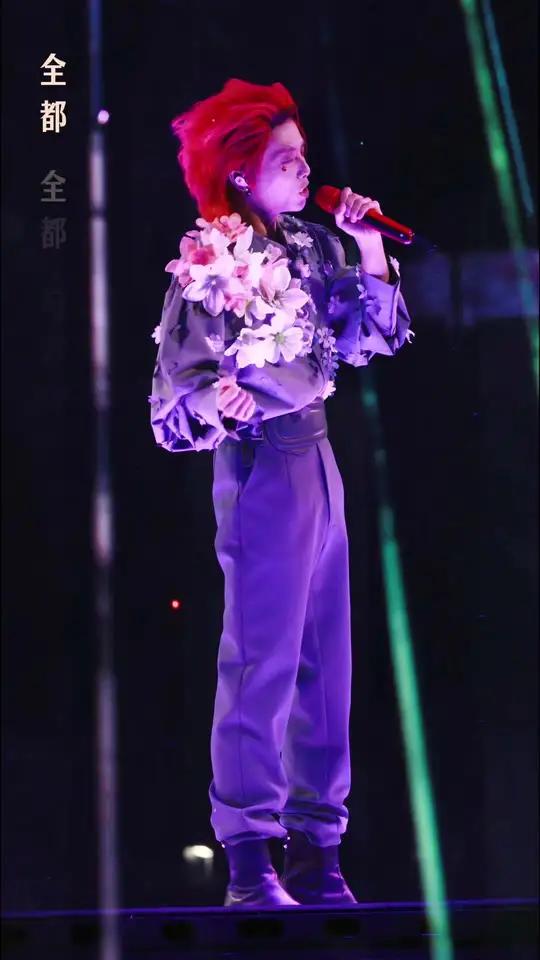 “欢迎回家”,华晨宇火星演唱会第一次来青岛,数万歌迷奔赴。华晨宇青岛演唱会,炫完一大扎啤酒