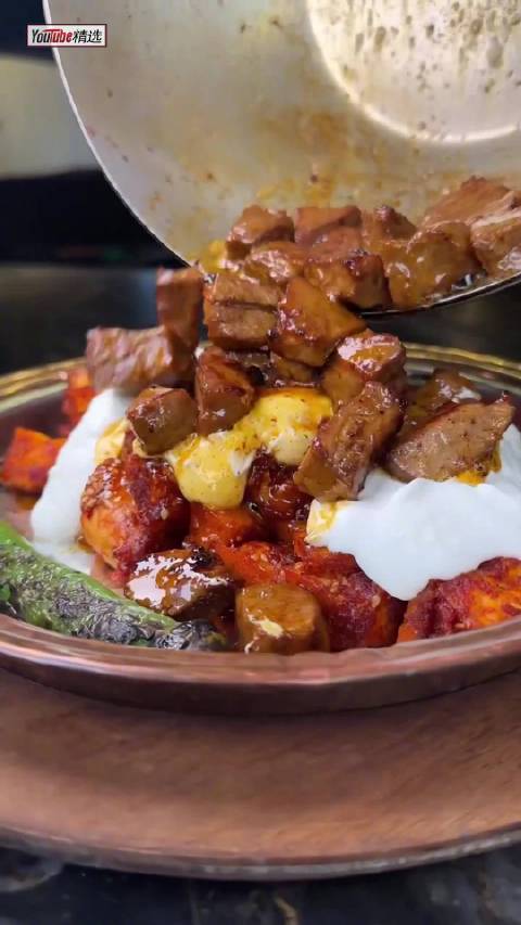 土耳其安塔利亚 Sral Kebap 餐厅特色菜品,将羊肉串、烤馕、酸奶结合,风味独特。土