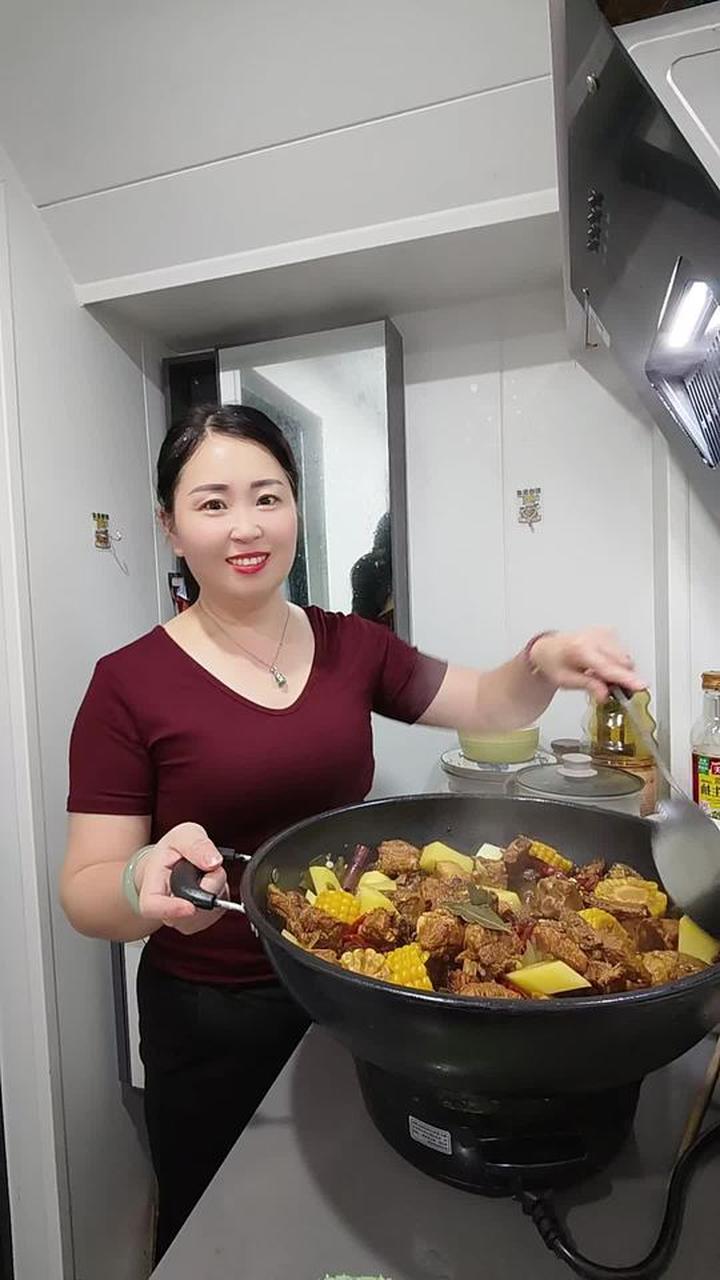 家常红烧排骨炖土豆，味道香嫩又下饭