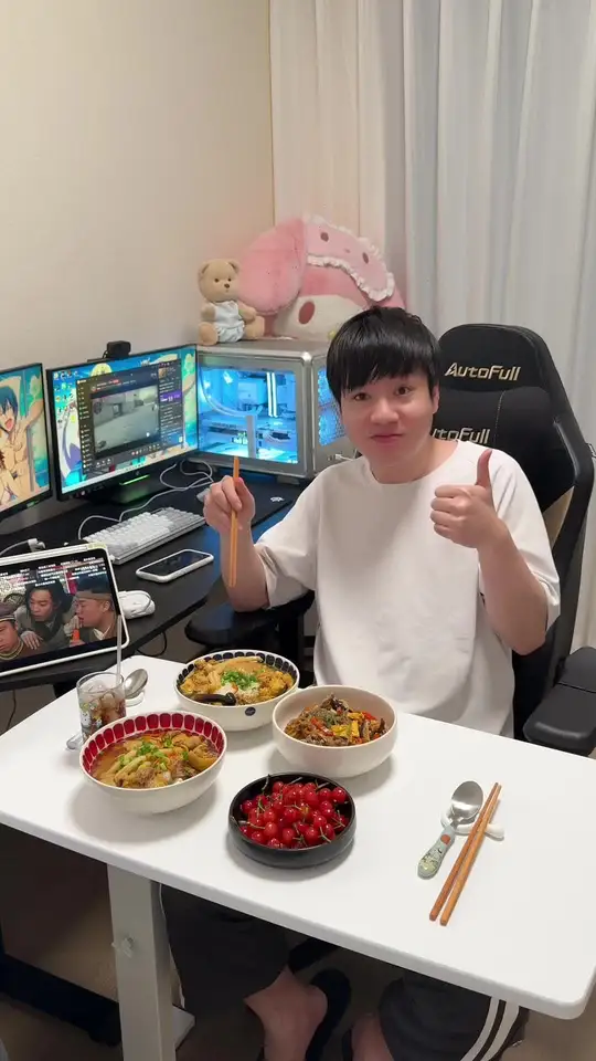 今儿个给长在电竞椅老公吃,鸡汤饭,韩式拌杂菜
