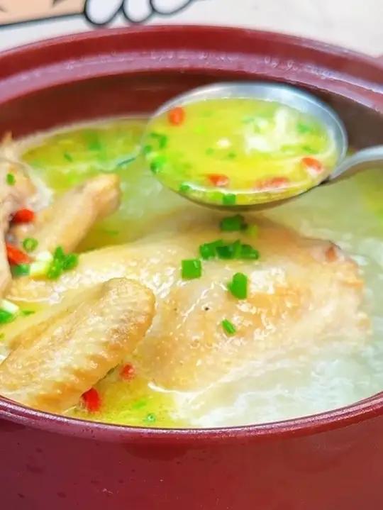 婆婆养了8年老母鸡我花5千买了3只这是最后一只了,必须吃出老母鸡的价值来