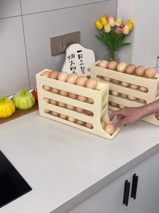 设计这个鸡蛋收纳盒的人太有才了。就这小小的鸡蛋盒,把冰箱空间利用的杠杠的。拿取鸡蛋也方便,