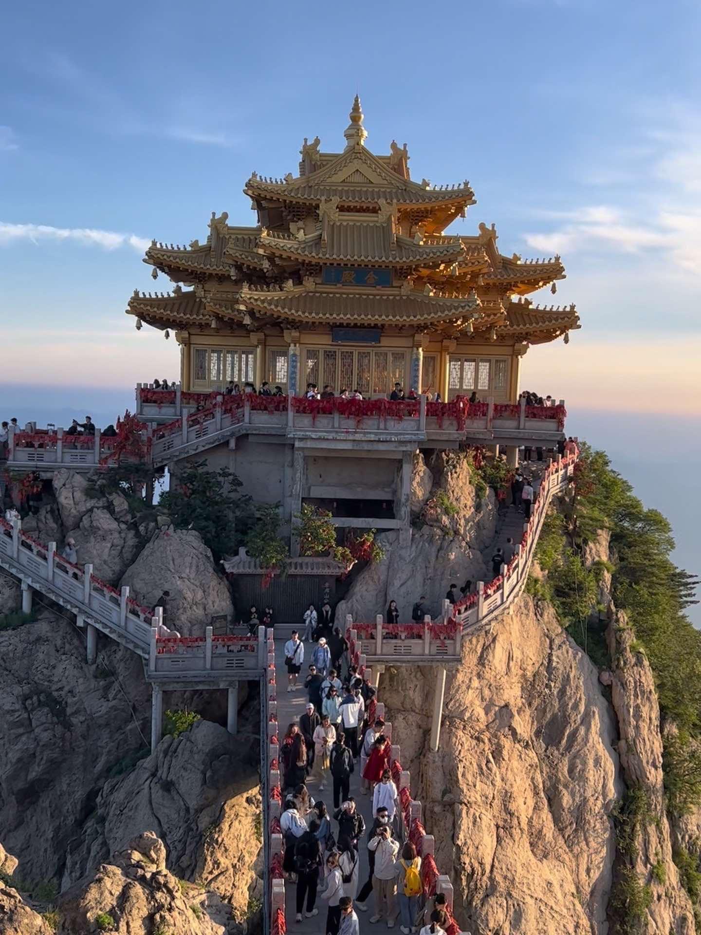 老君山 打卡天宫老君山 山顶的风景总要自己去看 老君山金顶,想不出什么文案,老君山很美,你