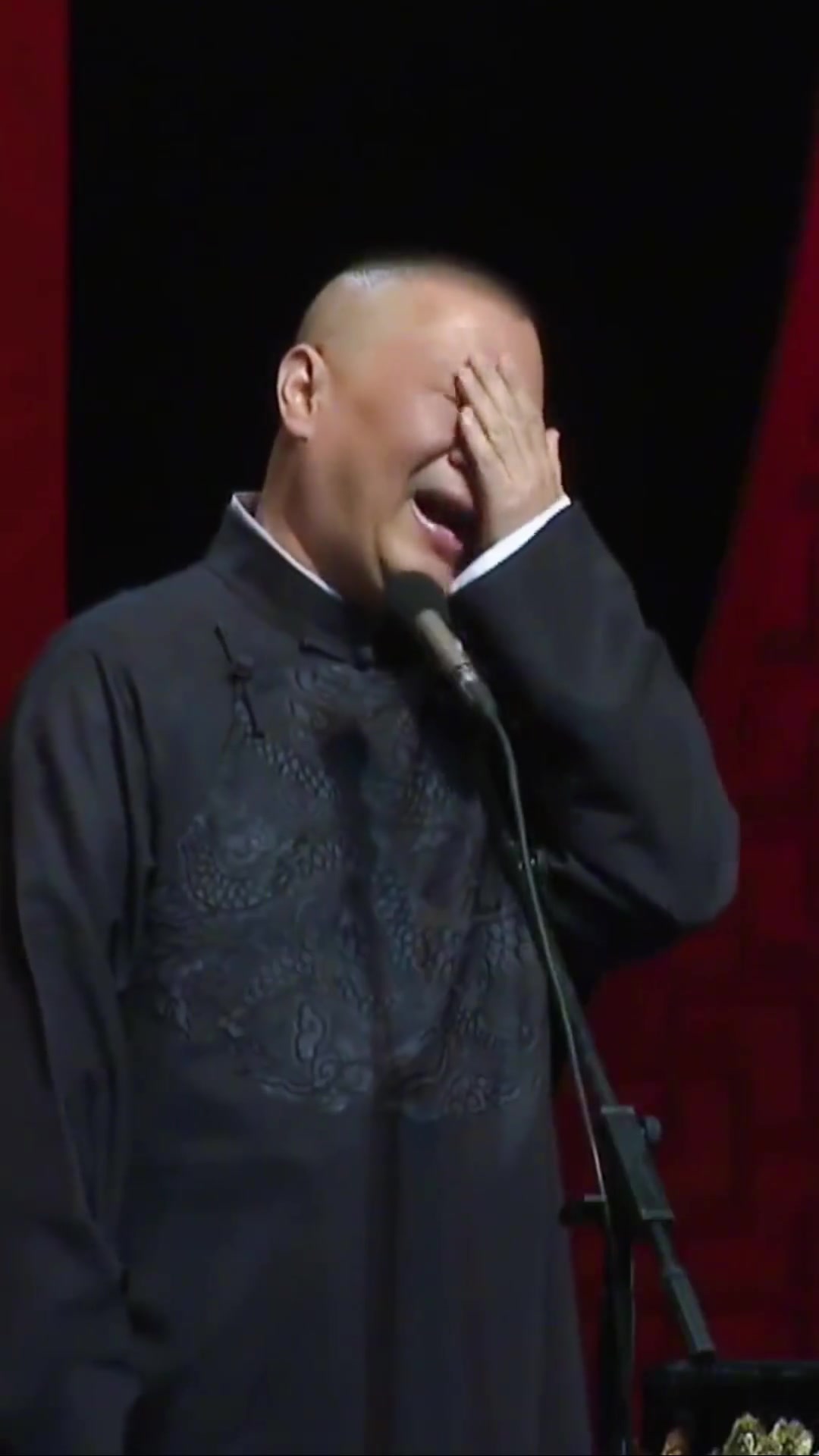 八期炒肝店……第三家……天兴居……凉包子馅还少……炒肝还不错……拍摄我跟木偶似的……听她的