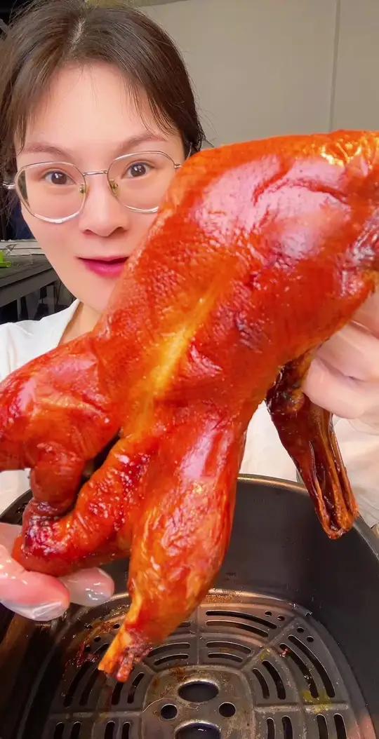 油滋滋的脆皮小烤鸭!妈呀太好吃了吧!#烤鸭 #这样吃肉才过瘾 #谁能抵挡这一口美味 #谁懂