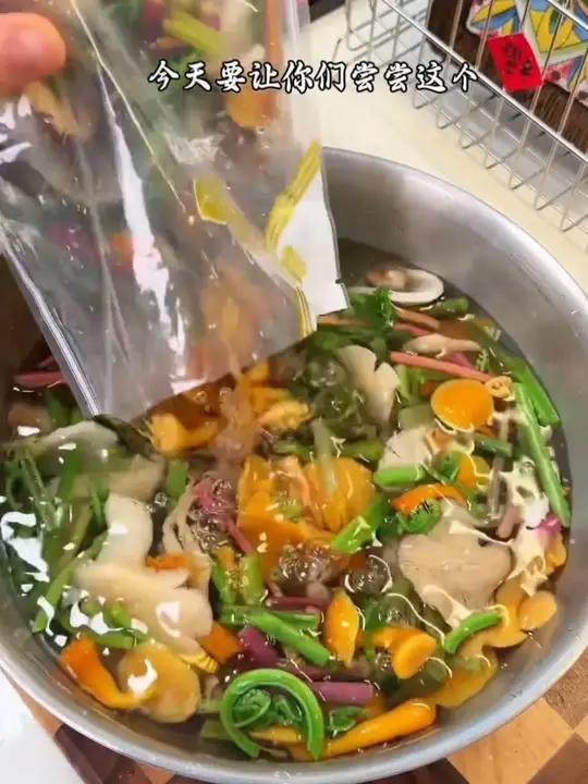 东北特产森林小炒山野菜,用五花肉随便炒一下就非常好吃,鲜嫩爽口,一上桌就被抢光森林小炒山野