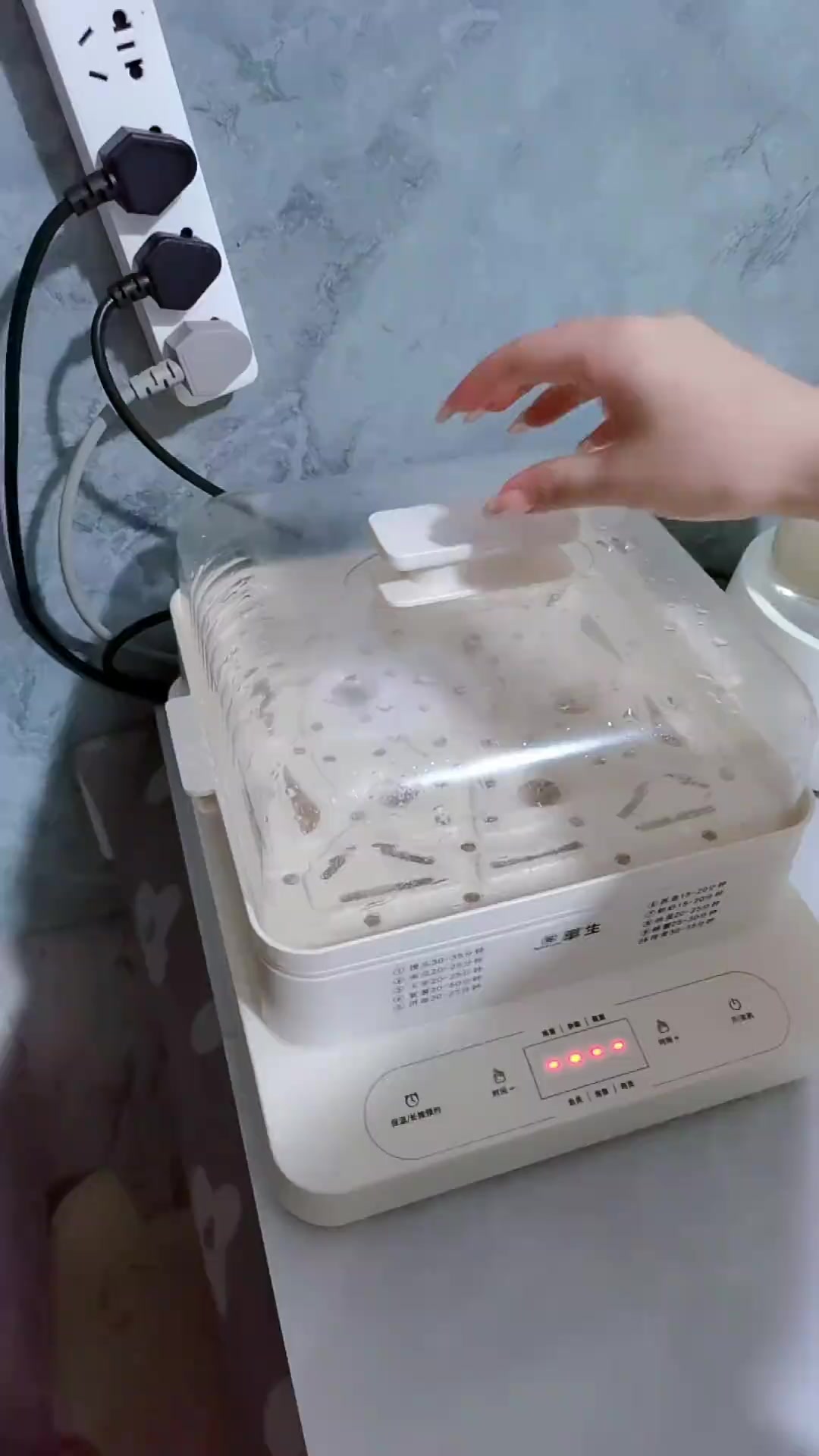 这是早上闺女勤快，自己蒸蛋，结果锅底不放水