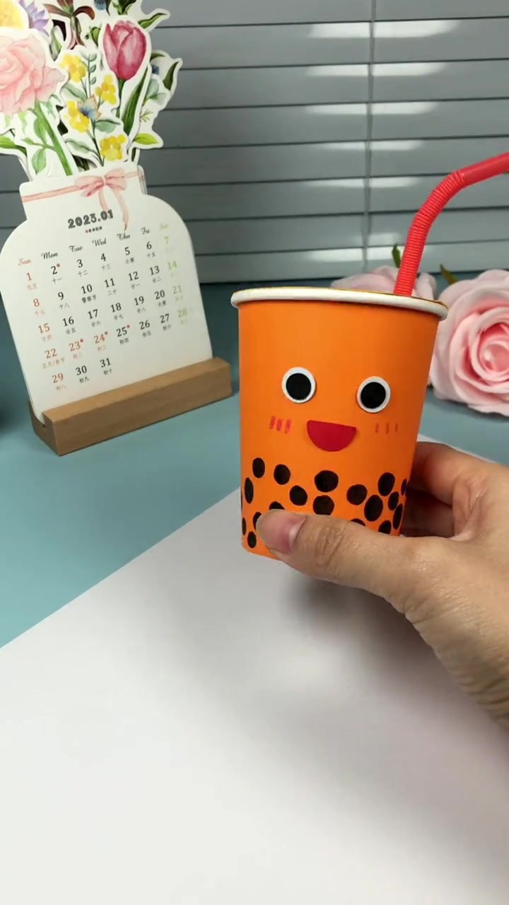 用完的纸杯不要扔,跟孩子一起来做奶茶存钱罐吧