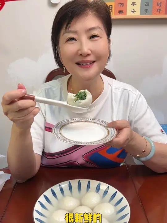 真的太好吃了,喜欢吃老街 汤团 的,千万别错过,荠菜肉汤团黑芝麻,鲜肉汤团