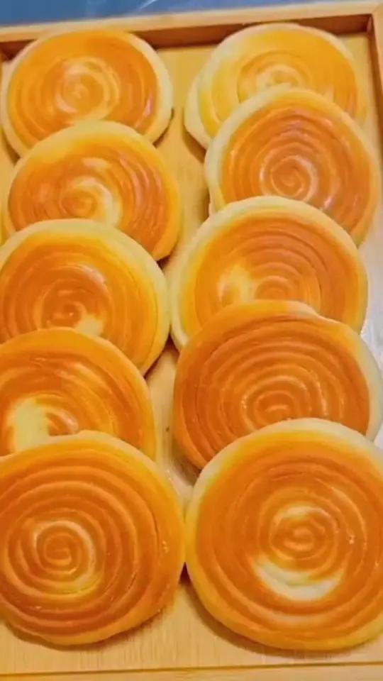 跟着吕小厨学做奶香盘阳饼一次九成功了 盘阳饼夏天的这一口超满足花样面食家庭烘焙跟着吕小厨学