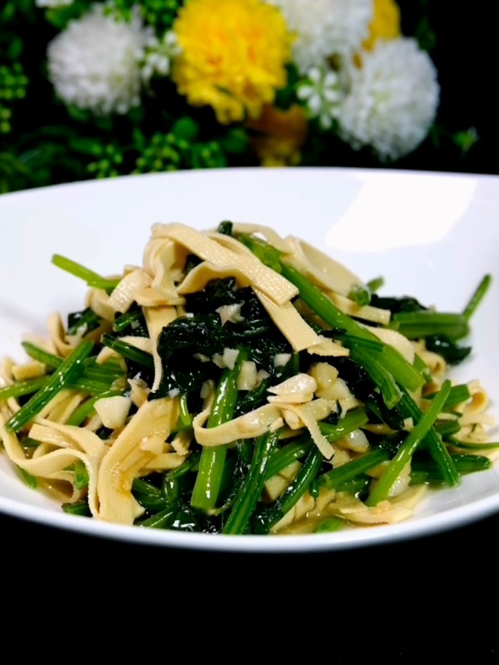 蒜泥千张炒菠菜,清淡可口且味香