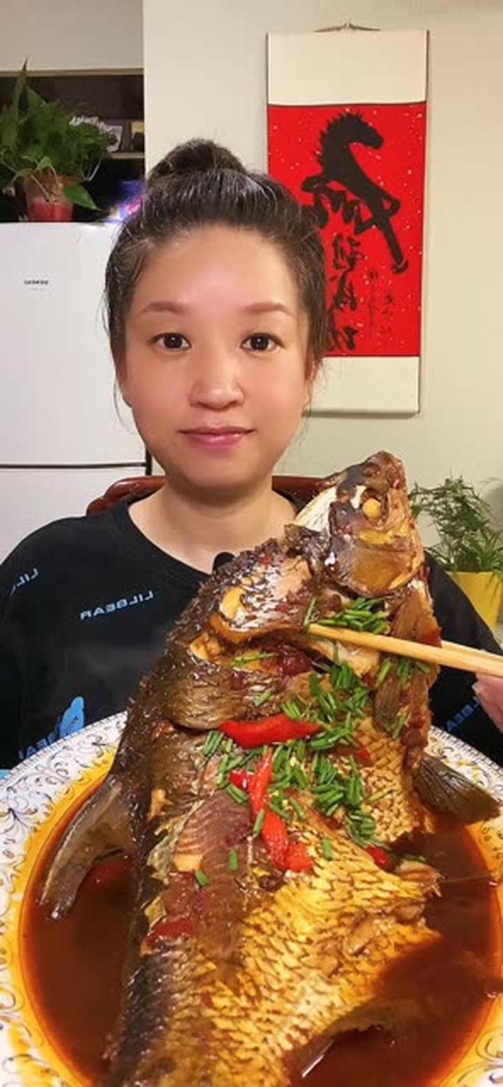 今天吃红烧鳊鱼!香哦!就是小刺挺多、吃时要小心哦!