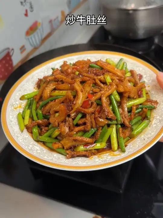 这种带毛边又很软糯的牛肚丝是我们家经常回购的，放点辣椒随便炒下都很好吃，卤的好香，软糯入味