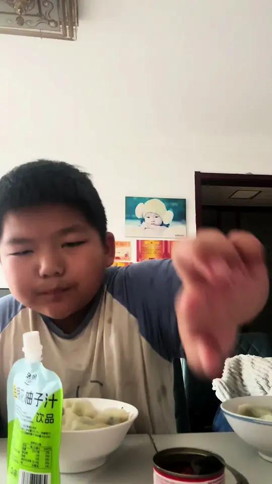 今天我给小凯包的是南瓜韭菜馅饺子有香菇酱还有金银花柚子汁