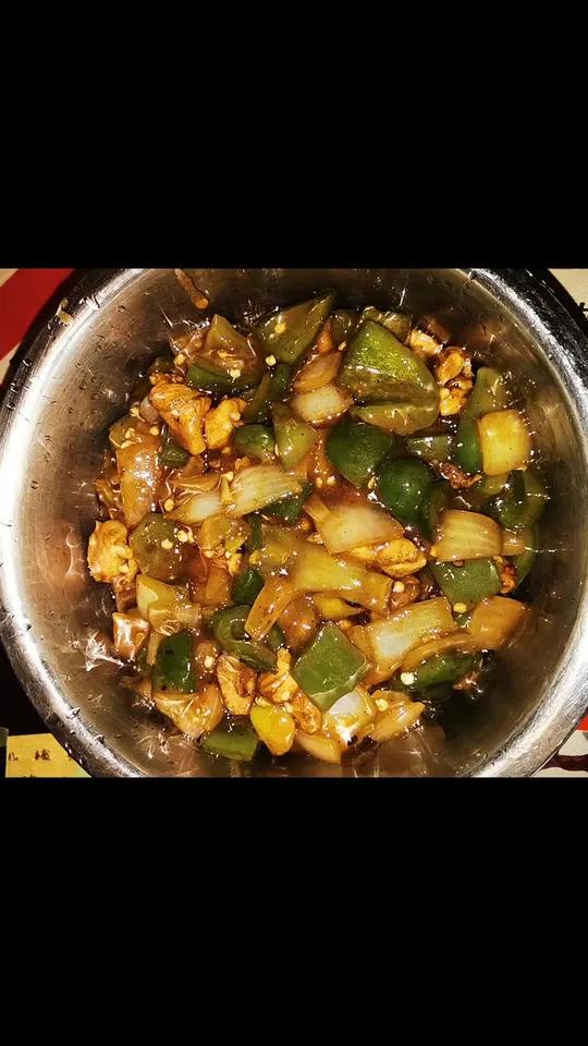 柿子椒葱头酱焖鸡丁,糖醋虎皮尖椒,洋白菜粉条汇炖牛肉!