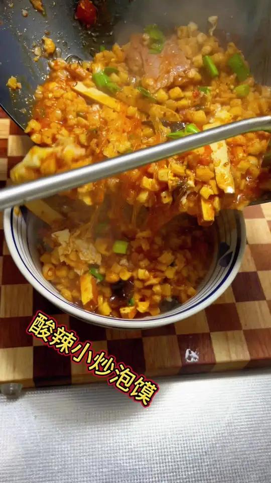 今天给大家推荐的是,陕西特色美食,牛羊肉泡馍,酸辣口味小炒泡馍你吃过没