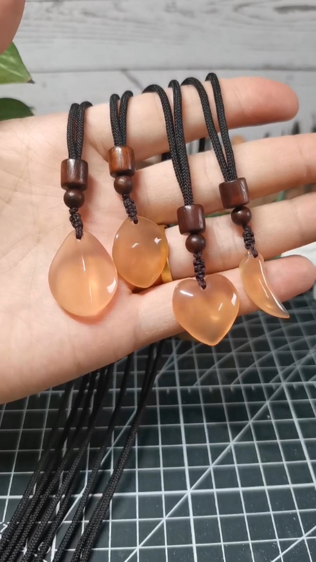 青鱼石(鱼惊石)制作成吊坠的过程
