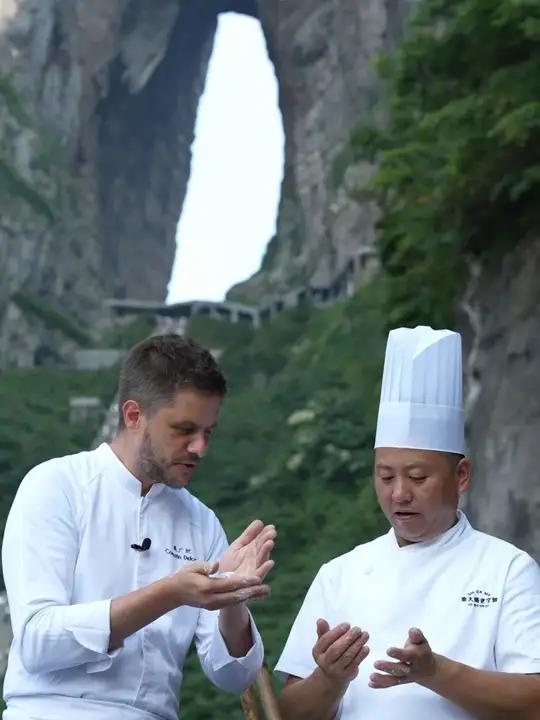 法国米其林大厨张家界学炒腊肉,隔着屏幕都闻到香了!